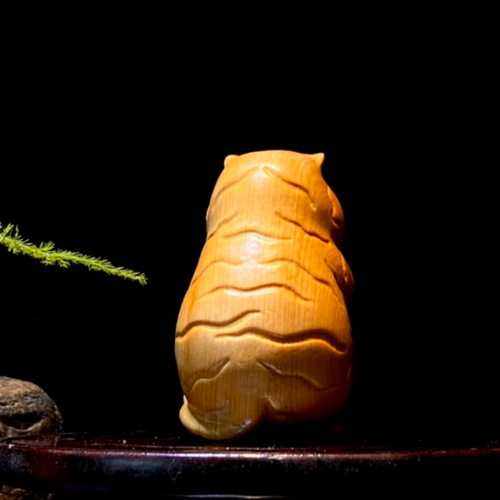 極上品 精密細工 木彫動物 彫刻工芸品 虎 飾り置物 精密細工 彫刻 杏子