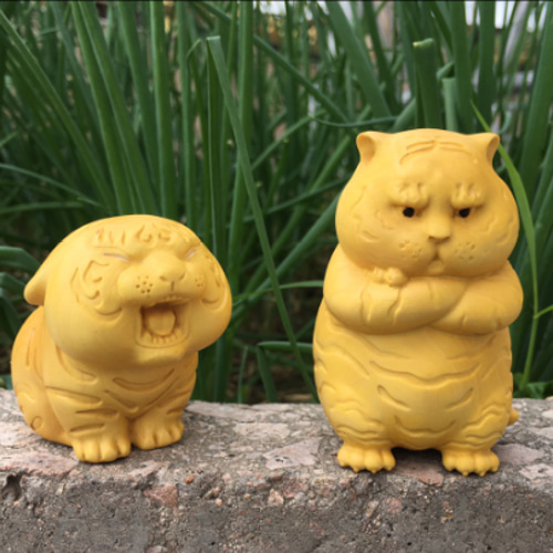 特上彫 虎 木彫り 精密彫刻 可愛い トラ 置物 工芸品 贈り物 彫刻 杏子