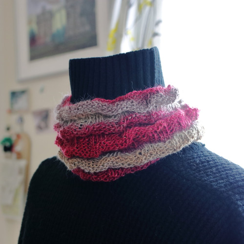 軽い。おしゃれ。暖か。【グレー＆レッド・ウェーブスヌード】手編み