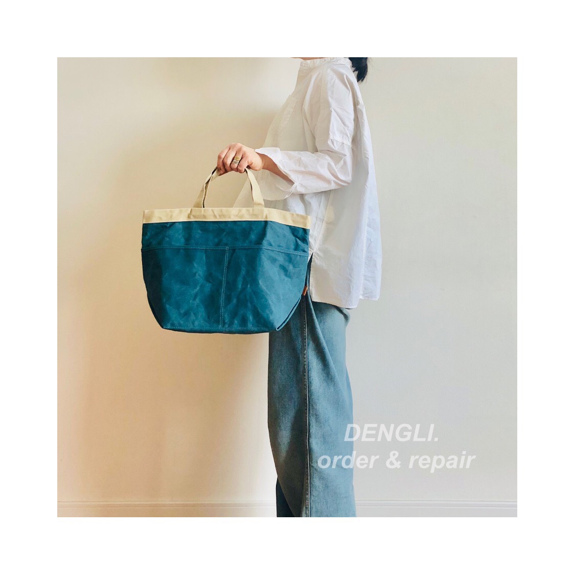 DENGLI.Ｍトートバッグ/サンドベージュ×シアンブルー/パラフィン加工帆布/撥水効果/A4/軽丈夫/旅先の色2025