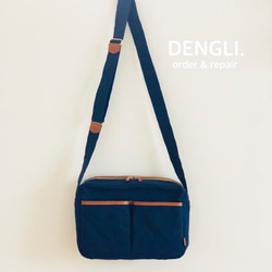 DENGLI. Pouch 單肩包/海軍藍 x 鞣革組合/折疊傘/PET瓶/長皮夾/石蠟處理帆布/ 第4張的照片