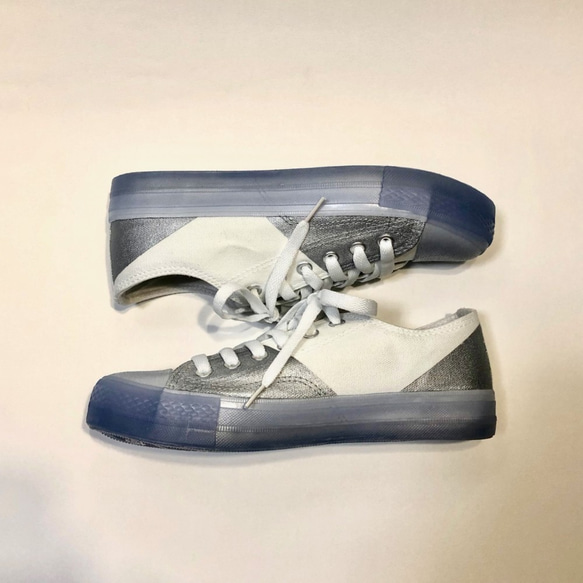 “GW ~ 1,500 日元折扣 SALE”雙色透明鞋底輕便運動鞋 β (23.0cm/23.5cm) 藍灰色 ver. 第2張的照片