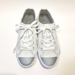 特價♪ 雙色側邊拉鍊軟底運動鞋（白色 x 銀色）22.5cm〜24.5cm 第2張的照片