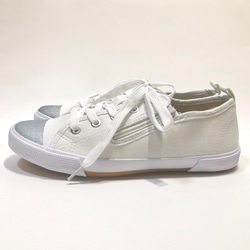 特價♪ 雙色側邊拉鍊軟底運動鞋（白色 x 銀色）22.5cm〜24.5cm 第4張的照片