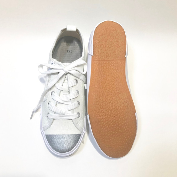 特價♪ 雙色側邊拉鍊軟底運動鞋（白色 x 銀色）22.5cm〜24.5cm 第6張的照片