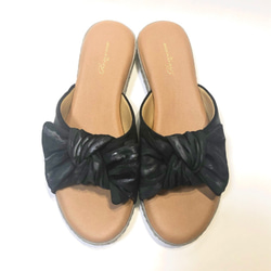 【實物 M 碼 2300 日元折扣 SALE】可愛大緞帶雙色穆勒涼鞋（黑色隨機） 第2張的照片