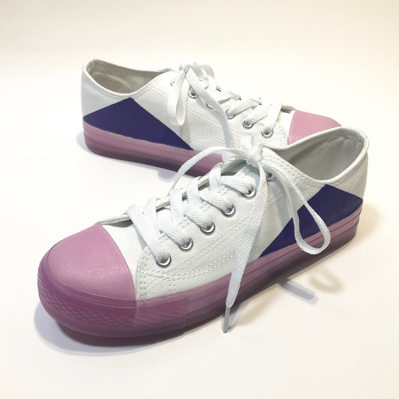 23.5cm實際產品1000日元折扣銷售！白色+紫色三角形透明鞋底輕便運動鞋（紫色） 第1張的照片