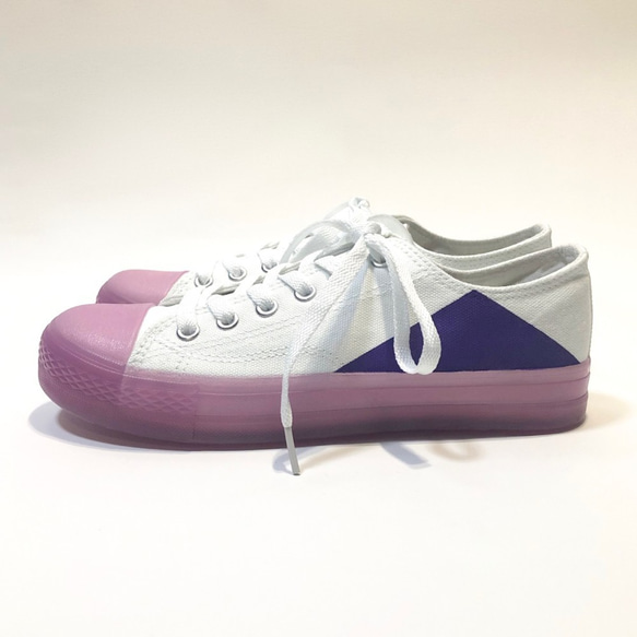 23.5cm實際產品1000日元折扣銷售！白色+紫色三角形透明鞋底輕便運動鞋（紫色） 第2張的照片