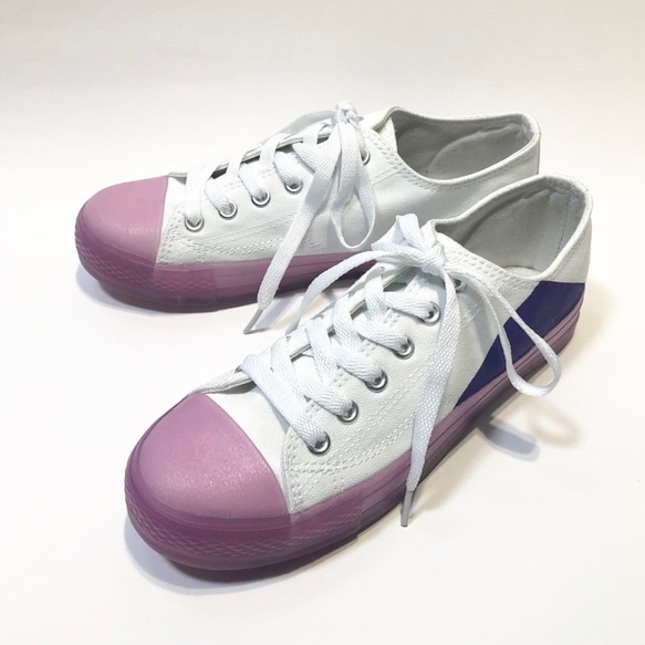 23.5cm實際產品1000日元折扣銷售！白色+紫色三角形透明鞋底輕便運動鞋（紫色） 第4張的照片