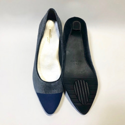 [24cm / Outlet產品，半價]光滑的絲絨色調雙色3.5cm鞋跟高跟鞋（灰色x海軍藍） 第4張的照片