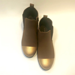 簡單！正絨面革材料雙色側拉鍊靴（棕色 x 金色）M/L 碼 第2張的照片
