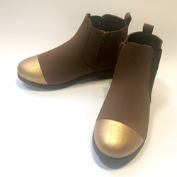 簡單！正絨面革材料雙色側拉鍊靴（棕色 x 金色）M/L 碼 第4張的照片