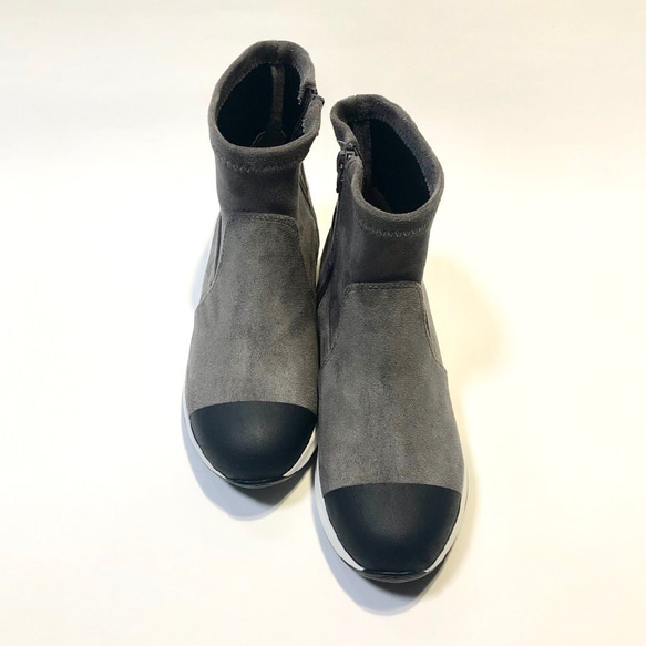[L 碼 2,000 日元折扣 SALE] 時尚 ♪ 雙色運動鞋靴（煙灰色 x 啞光黑色） 第2張的照片