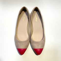 [僅剩 24.0 厘米] 雙色高跟鞋搭配 3 厘米高跟鞋（米色 x 胭脂紅色） 輕便舒適♪ 第3張的照片