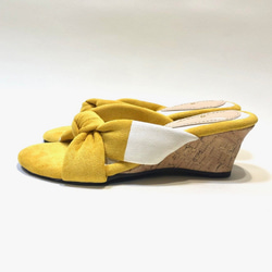 “M size 實貨 / SALE”雙色穆勒涼鞋，帶有可愛的蝴蝶結結（芥末色 x 啞光白） 第3張的照片