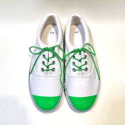 鮮綠鞋尖運動鞋 第2張的照片