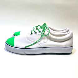鮮綠鞋尖運動鞋 第3張的照片