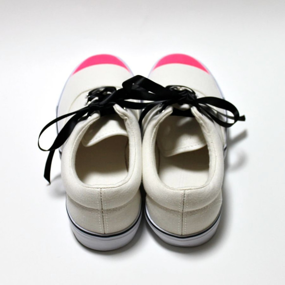 艷粉紅鞋尖運動鞋 第4張的照片