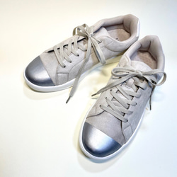 非常輕便！麂皮雙色運動鞋（淺灰 x 銀色）25.0/25.5cm 第1張的照片