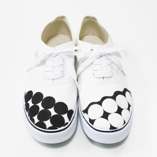 しろくろ水玉のアシンメトリースニーカー (22.5cm〜25.5cm・SS〜３Lサイズ) デッキシューズ 紐あり