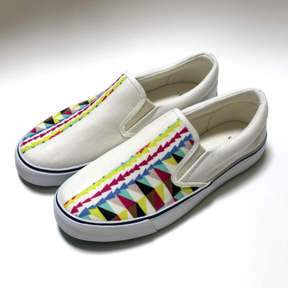 三角ジオメトリックスニーカー