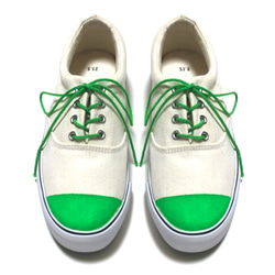 鮮綠鞋尖運動鞋 第4張的照片
