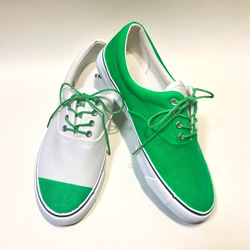 鮮綠色不對稱運動鞋 第1張的照片
