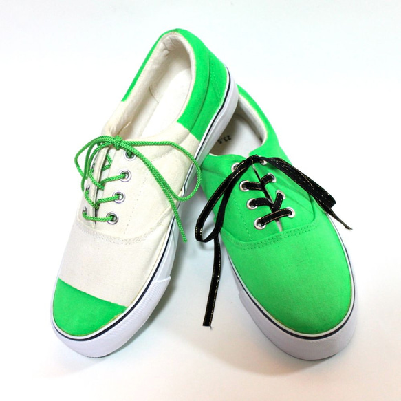 鮮綠不對稱運動鞋＋ 第1張的照片