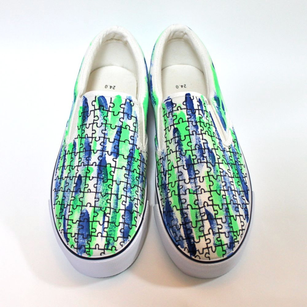 個性的なペイントのパズル柄スリッポン(ブルー & ネオングリーン)