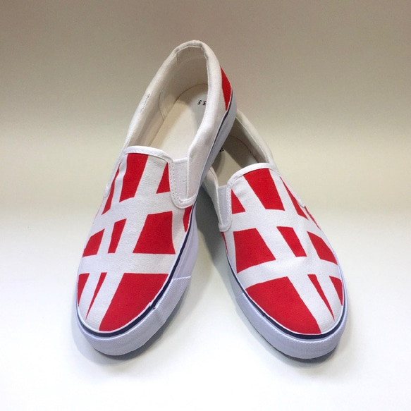 紅色和白色對稱運動鞋 第2張的照片