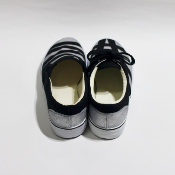 銀色不對稱樣式運動鞋 第4張的照片