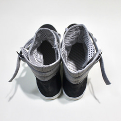 【再次上架】雙色高幫運動鞋（黑x石南灰） 第8張的照片