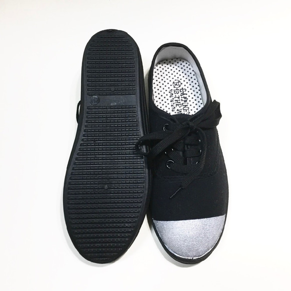 銀色腳趾運動鞋（鞋底黑色） 第5張的照片
