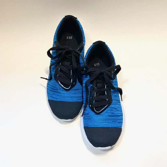 ◆23.5cm實物SALE・3,980日元 → 2,480日元◆超輕量雙色運動鞋（藍×黑） 第2張的照片
