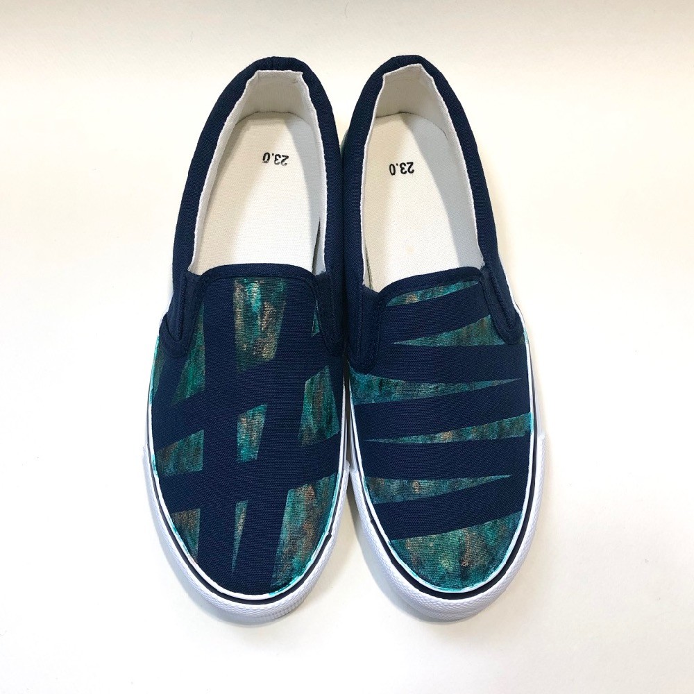 シャビーな緑青のアシンメトリースリッポン