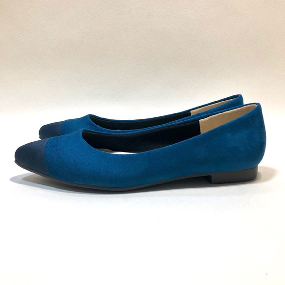 “僅 27.0 厘米”美麗的深藍色 x 深藍色雙色淺口鞋（易於行走的 2 厘米鞋跟） 第3張的照片