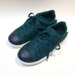 很輕巧！仿麂皮的雙色運動鞋（綠色x黑色），僅剩餘23.0厘米 第1張的照片