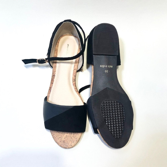 ◆已售完◆ 分離式平底涼鞋，讓雙腳看起來更漂亮（黑色x啞光黑） 第6張的照片