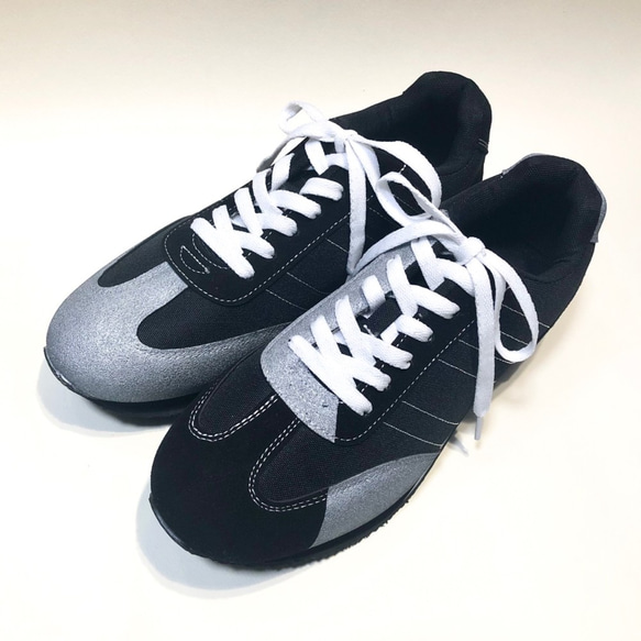限量版[22.0〜22.5cm]輕巧時尚的不對稱雙色運動鞋（黑色x銀色） 第1張的照片