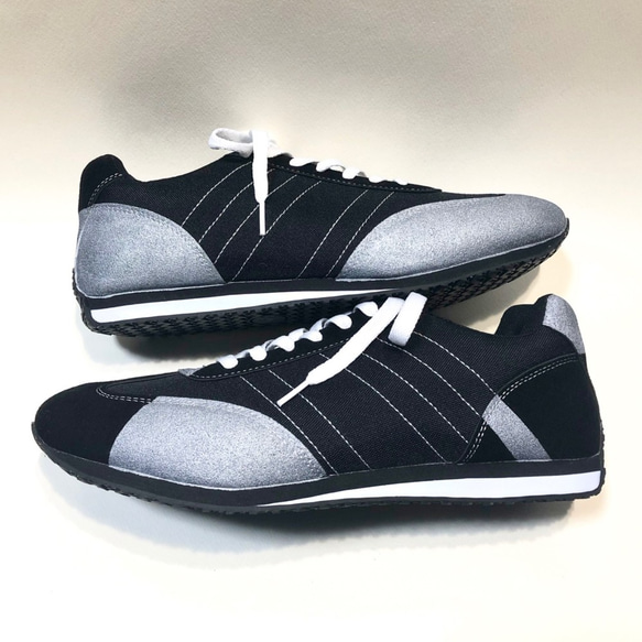 限量版[22.0〜22.5cm]輕巧時尚的不對稱雙色運動鞋（黑色x銀色） 第3張的照片