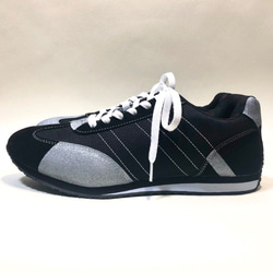 限量版[22.0〜22.5cm]輕巧時尚的不對稱雙色運動鞋（黑色x銀色） 第4張的照片
