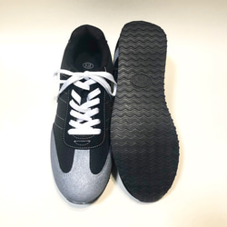 限量版[22.0〜22.5cm]輕巧時尚的不對稱雙色運動鞋（黑色x銀色） 第6張的照片