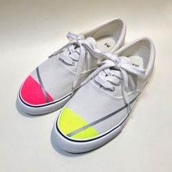 流行霓虹色系運動鞋（粉紅色和黃色） 第3張的照片
