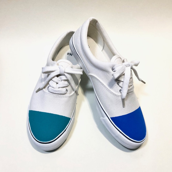 アシンメトリーなカラートゥデッキシューズ (碧と青磁色