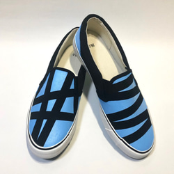 天藍色和黑色線條不對稱運動鞋（22.0厘米至29.0厘米） 第3張的照片