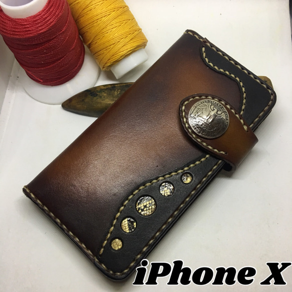 栃木レザー ヌメ革iPhoneXケース　ビンテージ風ぼかしムラ染め パイソンポイント 本革手縫いケース 1枚目の画像