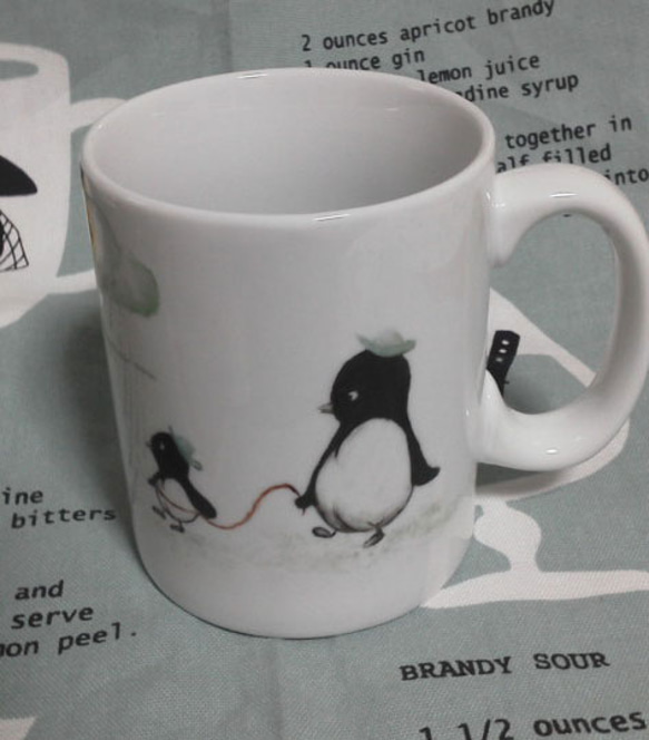 『ペンギンさん親子のお散歩』のマグカップ 1枚目の画像