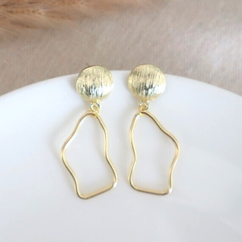 定番 人気 ゴールド くねくね 変形 フープ ピアス リング スタッズ 