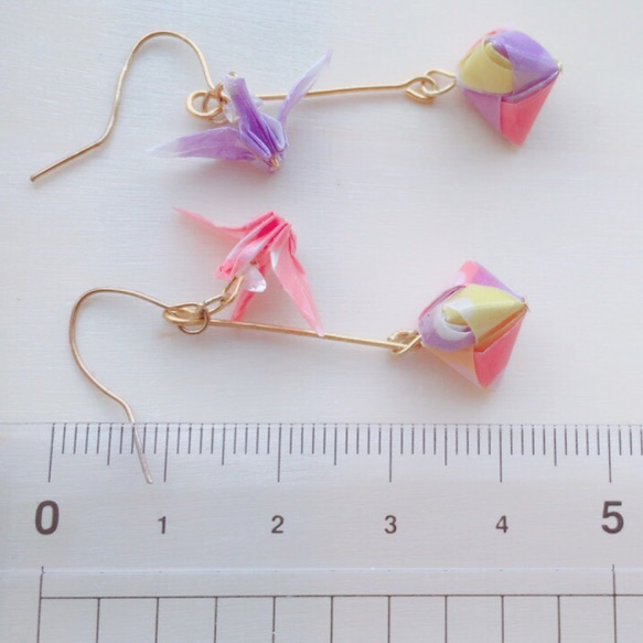 折り鶴と三角のアシメロングイヤリング/ピアス(桃&藤) 5枚目の画像