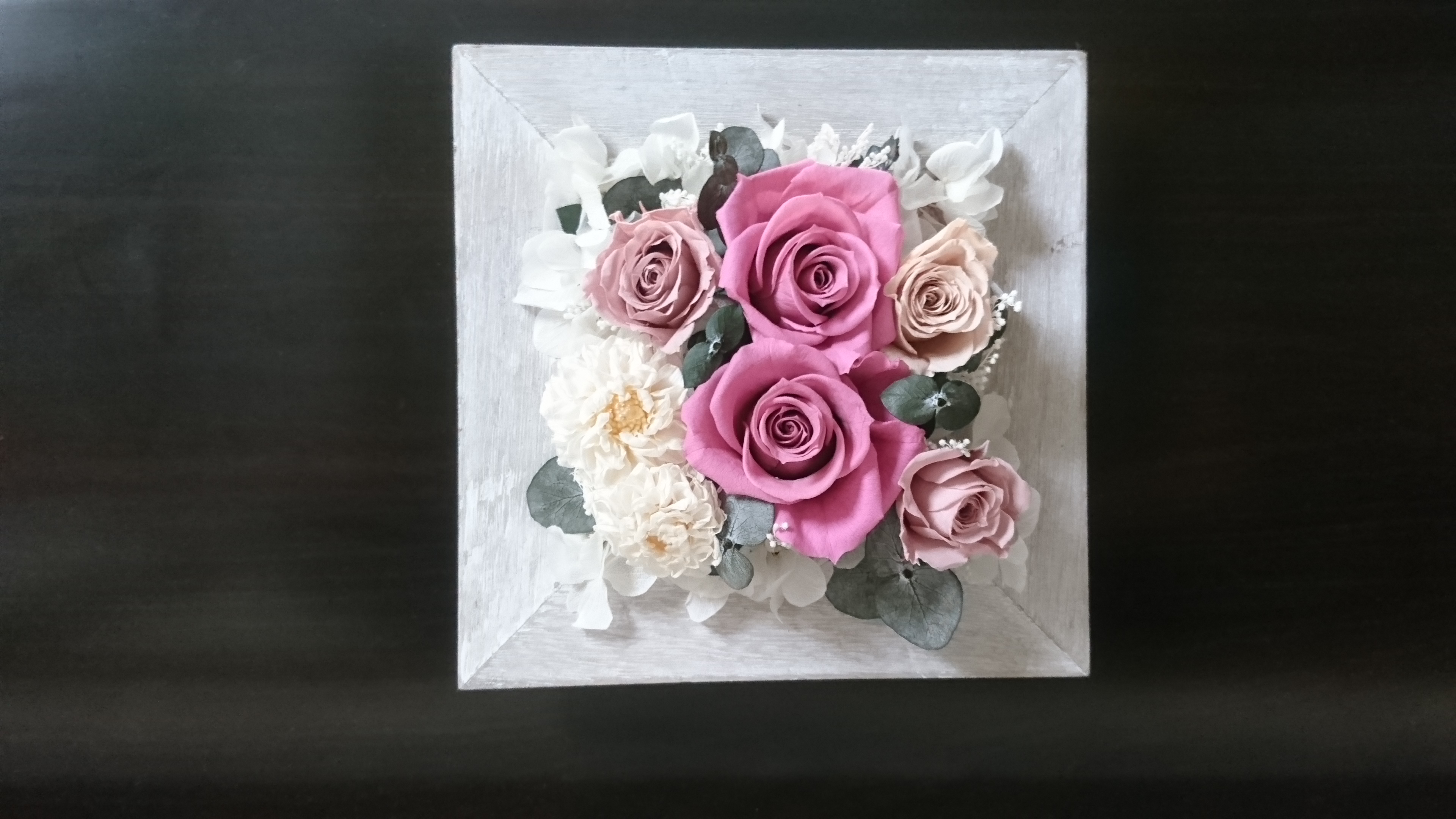 モーブカラーのフレームフラワー（壁掛け・立て掛け）